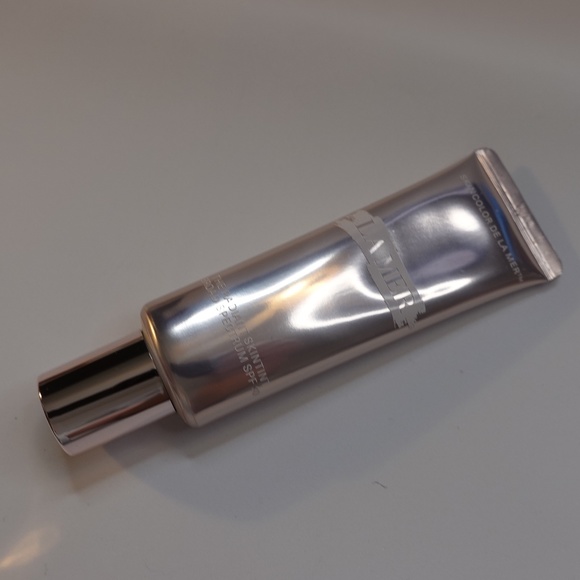 LA MER The Radiant SkinTint Broad Spectrum SPF 30 in Very Light - Picture 2 of 4